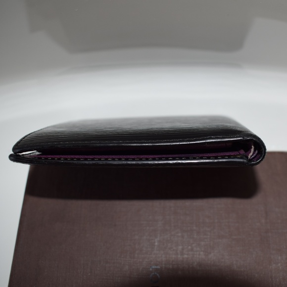 Louis Vuitton Men's Epi Wallet - Picture 5 of 8